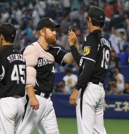 　２勝目をあげ藤浪（右）とハイタッチするボイヤー（撮影・棚橋慶太）