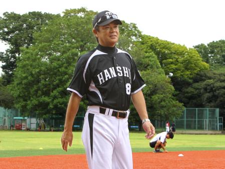 　練習中に笑顔をみせる和田監督（撮影・棚橋慶太）