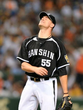 ４回巨人無死、高橋由伸に右越えソロを浴び悔しがる阪神・スタンリッジ＝東京ドーム（撮影・会津智海）