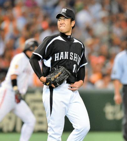 ５回巨人１死一塁、阿部慎之助に二塁打を許しピンチを広げ顔をしかめる阪神・榎田大樹＝東京ドーム（撮影・会津智海）