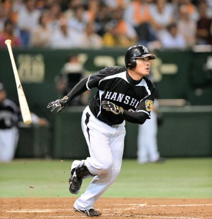 ４回、同点右越え２ランを放つ福留（撮影・会津智海）