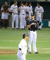 　１回、村田に先制２ランを浴び、悔しそうなスタンリッジ（中）＝撮影・西岡　正