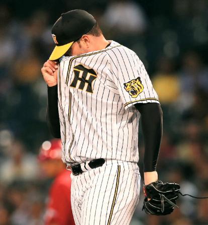 ２回、広島に先制を許しユニホームで顔を覆う阪神　ランディ・メッセンジャー＝甲子園（撮影・棚橋慶太）