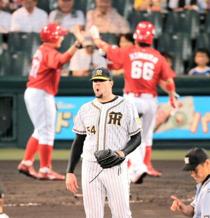 ２回、野村の適時打にマウンドでうなだれるメッセンジャー（撮影・飯室逸平）