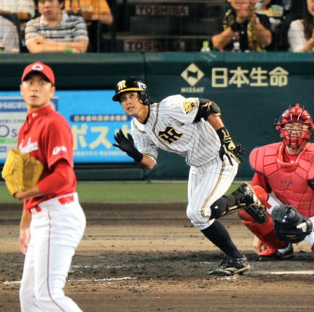 ３回阪神、１死二塁、阪神・上本博紀は中前に同点タイムリーを放つ＝甲子園（撮影・飯室逸平）