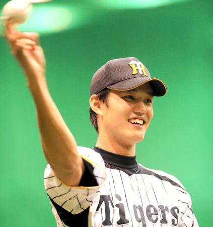 笑顔でキャッチボールする藤浪（撮影・飯室逸平）