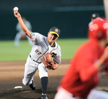 広島打線を相手に力投する阪神・秋山拓巳＝甲子園（撮影・田中太一）