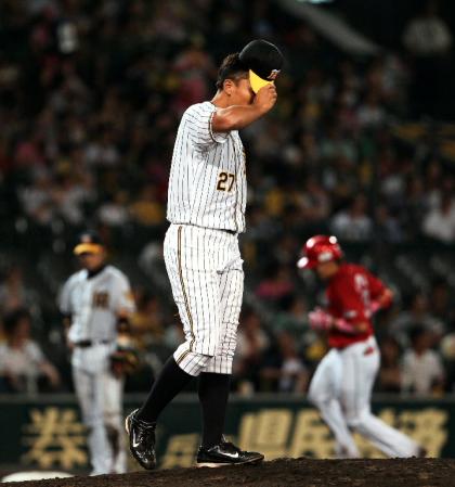 ６回広島無死、阪神・秋山拓巳は広島・丸　佳浩に勝ち越しソロを浴びる＝甲子園（撮影・山口　登）