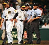 ９回、代打・桧山のスイング判定に和田監督は審判団へ抗議する＝甲子園（撮影・山口　登） 