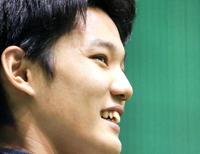 　練習中、笑顔を見せる藤浪＝甲子園（撮影・飯室逸平）