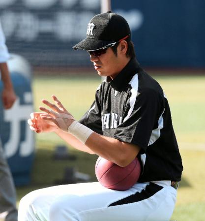 試合前、負傷した左手を気にする西岡（撮影・棚橋慶太）