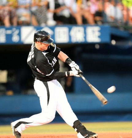 １回、マートンが左越えの先制２ランを放つ＝横浜スタジアム（撮影・園田高夫）