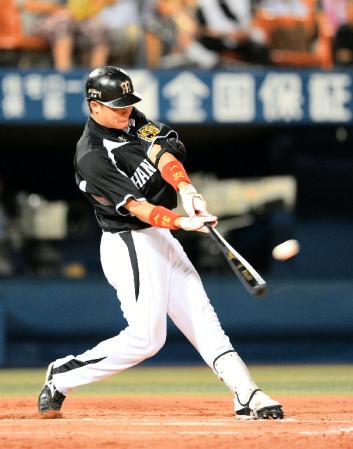 ７回、新井良太が左越えソロを放つ＝横浜スタジアム（撮影・園田高夫）