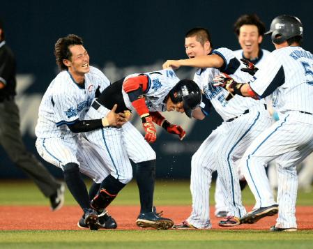 ９回、サヨナラ打を放った荒波（中央）がナインの手洗い祝福を受ける＝横浜スタジアム（撮影・園田高夫）