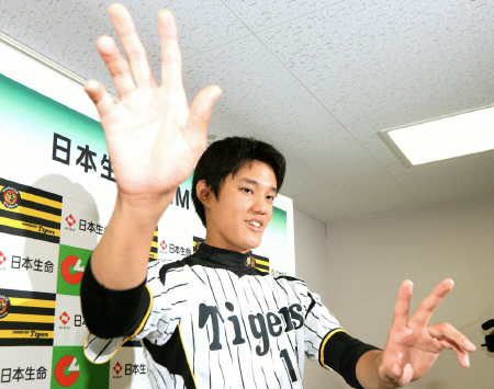 月間ＭＶＰに選ばれた阪神・藤浪晋太郎はグラティのポーズで笑顔を見せる＝甲子園（撮影・田中太一）