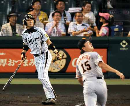 １回阪神１死三塁、阪神・西岡　剛か左に先制の犠飛を放つ（投手、巨人・沢村拓一 ）＝甲子園（撮影・山口　登）