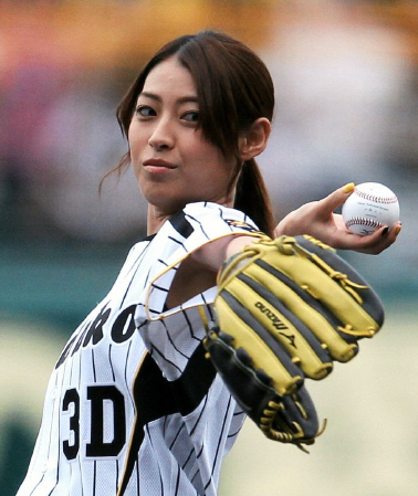 背番号３ｄの瀧本美織 ｔｇ戦で始球式 阪神 デイリースポーツ Online