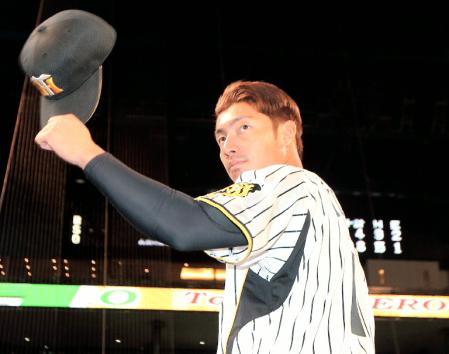 お立ち台で声援に応える鳥谷（撮影・田中太一）