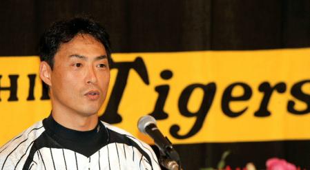 引退の決意を表明し会見に臨む阪神・桧山＝西宮市内のホテル