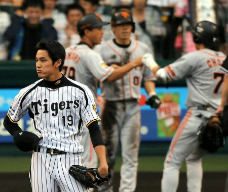 ５回、阪神・藤浪は巨人・長野（７）の２ランを浴びる ＝甲子園