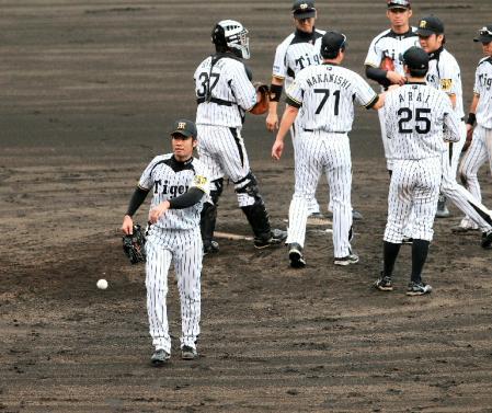 ６回途中でマウンドを降りる榎田（左手前）＝撮影・飯室逸平