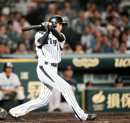 ５回阪神２死三塁、右前へ同点タイムリーを放つ阪神・能見篤史＝甲子園（撮影・田中太一）