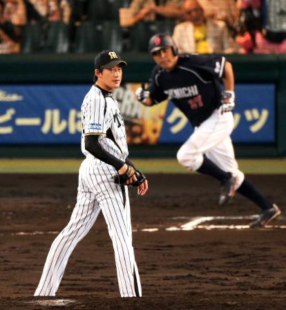 ６回、谷繁（右）に勝ち越し打を許す能見（撮影・山口　登）
