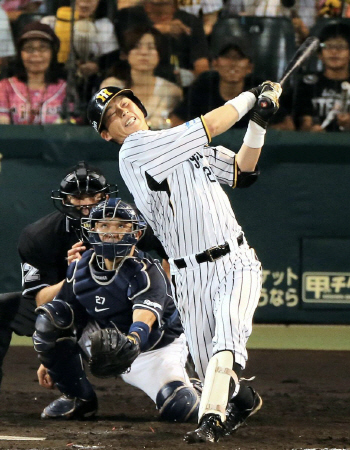 ９回阪神２死一、三塁、新井貴浩の補邪飛で試合終了（捕手中日・谷繁元信）＝甲子園（撮影・山口登）