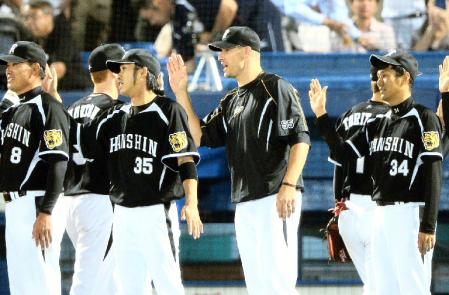 ヤクルトに勝利し、ナインを迎える阪神　ジェイソン・スタンリッジ（中）＝神宮球場（撮影・西岡　正）