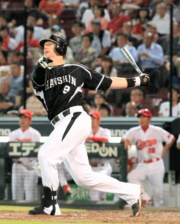 ４回阪神２死二塁、阪神・マット・マートンは左越えに２ランを放つ＝マツダスタジアム（撮影・山口　登）