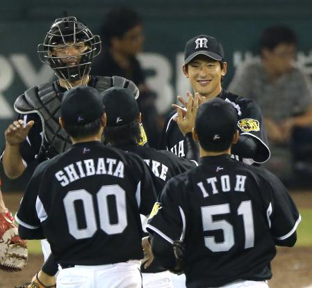 　笑顔でナインを出迎える清水（左奥）と能見（撮影・棚橋慶太）