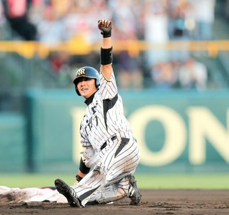 ８回、同点タイムリー二塁打を放ち塁上でガッツポーズをする阪神・西岡＝甲子園