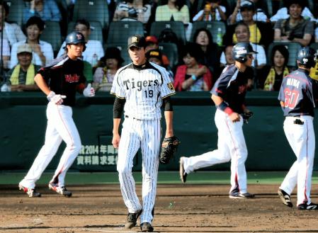 ４回、ヤクルト打線につかまった藤浪はたまらずペロリ＝甲子園（撮影・飯室逸平）