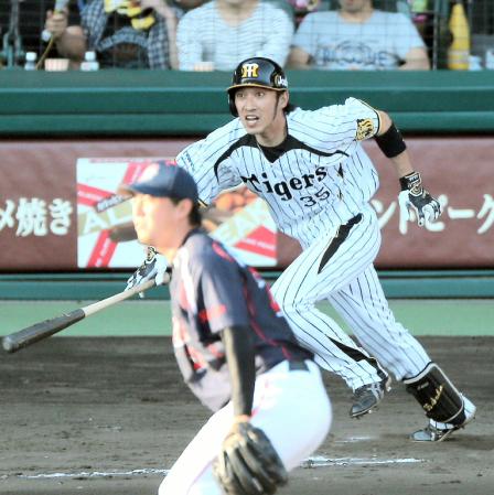 ６回、阪神・坂は追撃の２点タイムリーを放つ＝甲子園