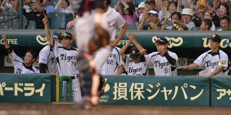 　８回、西岡の同点適時打で大喜びの阪神ナイン（撮影・保田叔久）