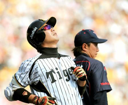 １回、二塁ゴロに倒れ悔しがる阪神・西岡＝甲子園（撮影・田中太一）