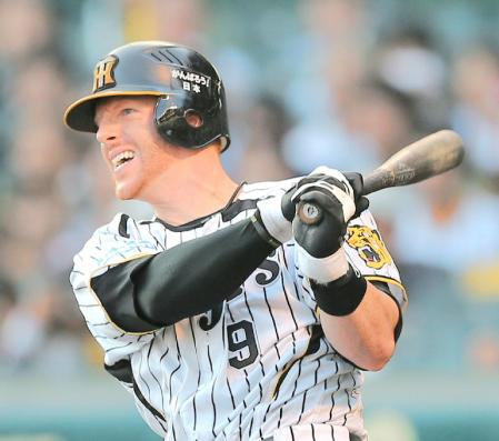 ７回、阪神・マートンは左前タイムリーを放つ＝甲子園（撮影・棚橋慶太）