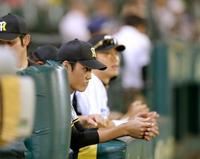 　延長１２回、藤浪は最後の打者が凡退したのを見届け、厳しい顔つきでグラウンドを見つめる（撮影・田中太一）