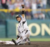 　８回、右中間へ同点タイムリー二塁打を放ち塁上でガッツポーズをする西岡（撮影・田中太一）