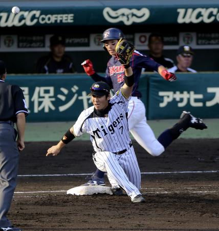 　７回、上田のバントを処理した久保田の送球を西岡が捕れず、勝ち越しを許す（撮影・飯室逸平）