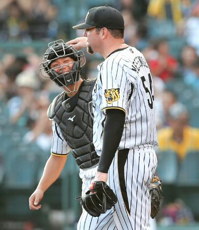 　メッセンジャーに頭をなでられる清水＝甲子園（撮影・棚橋慶太）