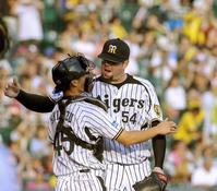 　完封したメッセンジャー（右）は好リードの清水と抱き合って喜ぶ（撮影・田中太一）