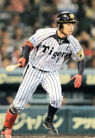 ３回阪神、鳥谷は同点の内野安打を放つ＝甲子園（撮影・山口　登）