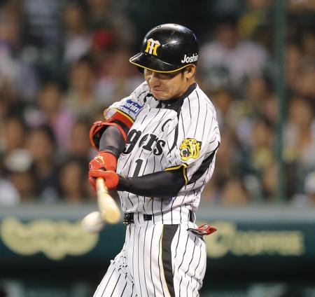 　３回、同点となるタイムリー内野安打を放つ鳥谷（撮影・田中太一）