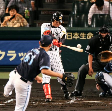 １回、阪神・鳥谷は２点タイムリー二塁打を放つ＝甲子園