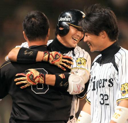 阪神・西岡が関本のバットで本塁打/阪神/デイリースポーツ online