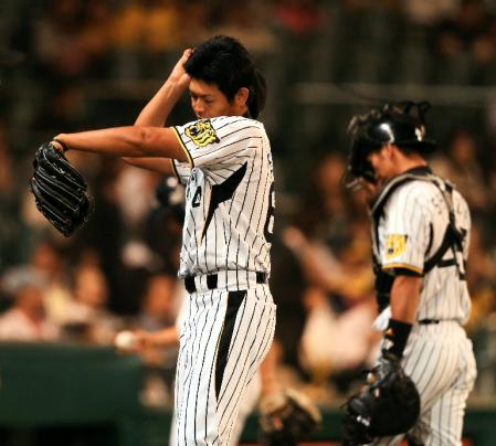 ２回で降板した阪神・白仁田＝甲子園