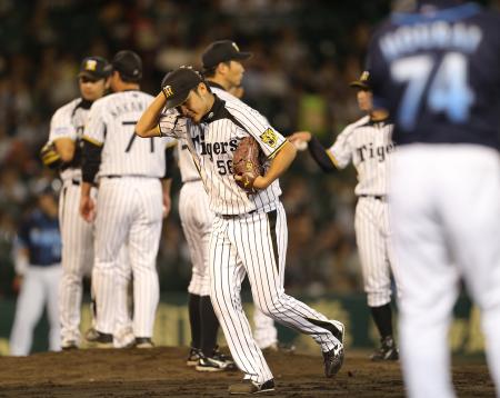 　８回、勝ち越しを許し降板する松田（撮影・棚橋慶太）
