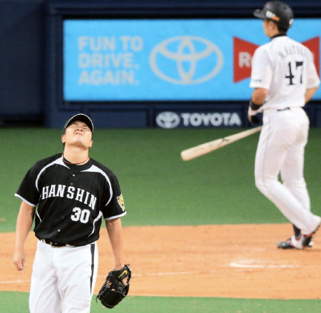 ９回中日無死満塁、松井雅人にサヨナラとなる押し出し四球を与え、天を仰いで悔しがる阪神・久保田智之＝ナゴヤドーム（撮影・田中太一）