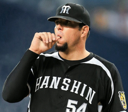 ８回のピンチに指をくわえる阪神　ランディ・メッセンジャー＝ナゴヤドーム（撮影・棚橋慶太）